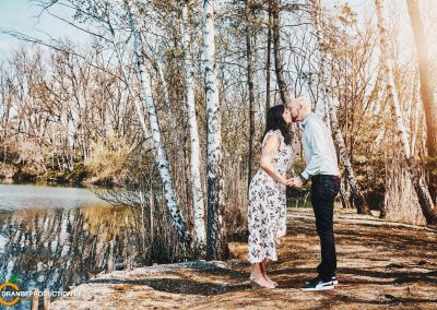 Paar bei einem romantischen Outdoor-Fotoshooting zwischen Birken am Wasser
