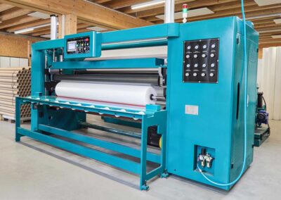 Große Produktionsmaschine in einem modernen Industriebetrieb