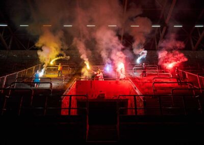 Hochzeitsfeier mit Lichtshow und Pyrotechnik und tanzenden Gästen im Rudolf Harbig Stadion in Dresden.