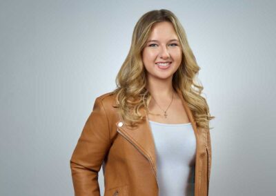 Professionelles Portrait einer Frau vor neutralem Hintergrund