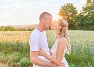 Paar bei einem romantischen Fotoshooting auf einer Wiese
