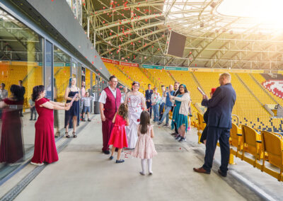 Hochzeit und Gäste im Rudolf Harbig Stadion in Dresden.