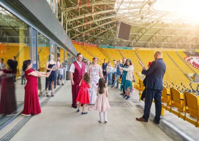 Hochzeit und Gäste im Rudolf Harbig Stadion in Dresden.