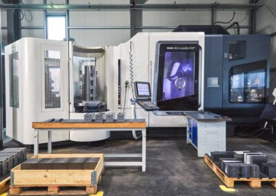 Moderne CNC-Maschine in einer industriellen Produktionshalle