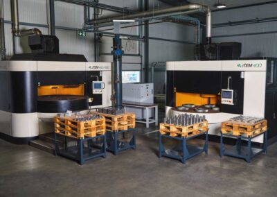 Industriemaschinen in einer modernen Produktionshalle