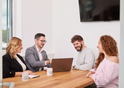 Unternehmensteam bei einem gemeinsamen Kundentermin am Besprechungstisch