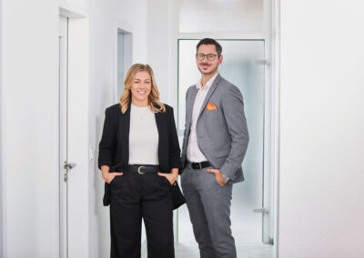 Mitarbeiter einer Steuerkanzlei bei einem professionellen Business-Fotoshooting