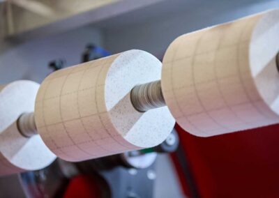 Detailaufnahme von Materialrollen in einer industriellen Produktionsanlage