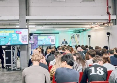 Publikum bei einer Unternehmensveranstaltung mit Präsentation und Bühne