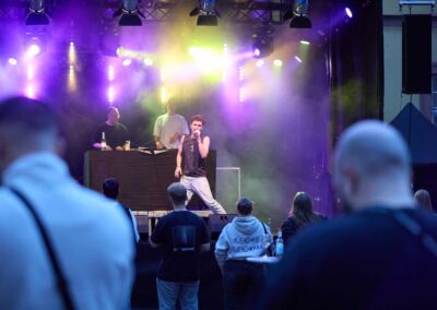 Live-Auftritt eines Musikers vor Publikum bei einer Veranstaltung