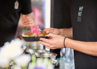 Streetfood-Gericht wird bei einer Veranstaltung frisch angerichtet