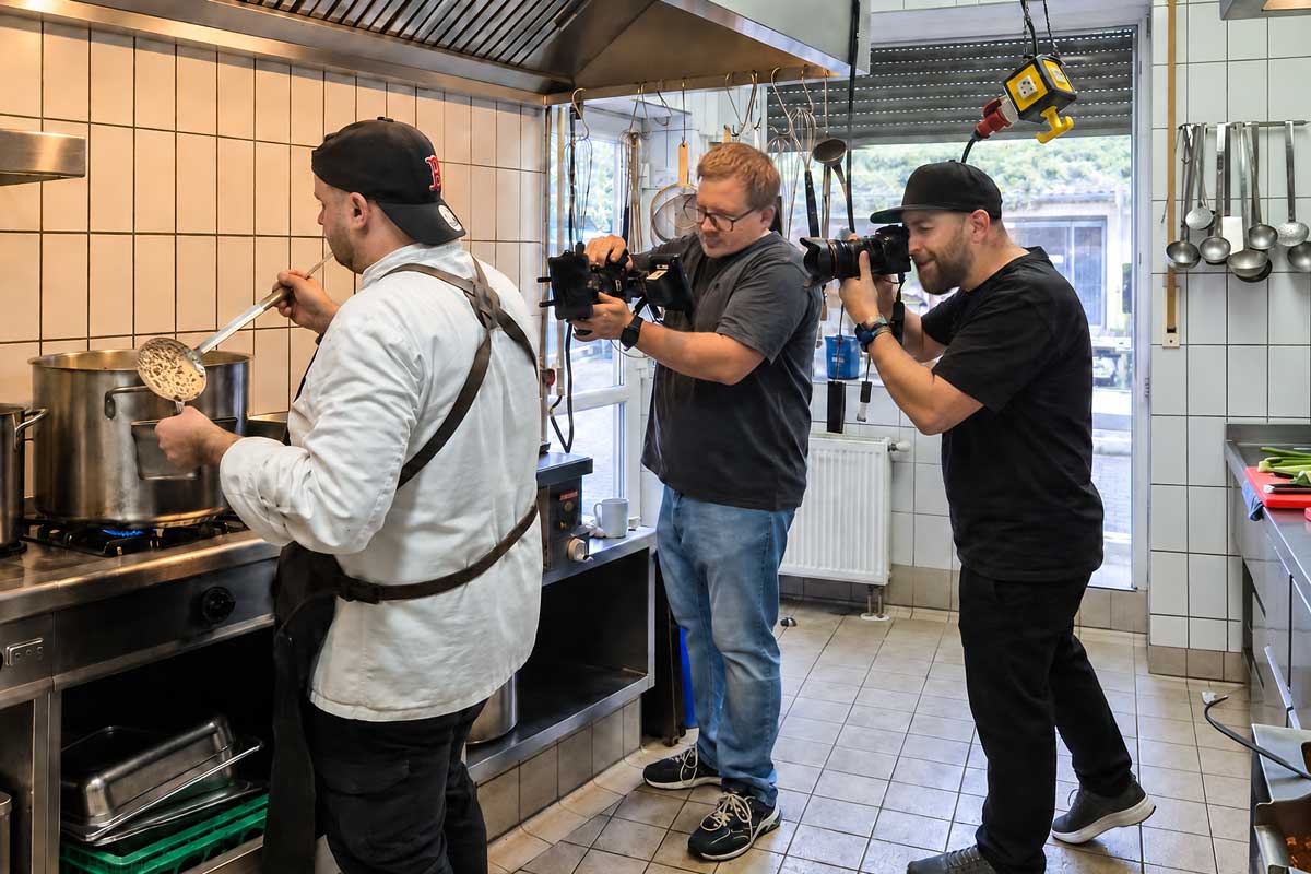 Authentischer Social-Media-Content Content-Produktion für Social Media während eines echten Arbeitseinsatzes